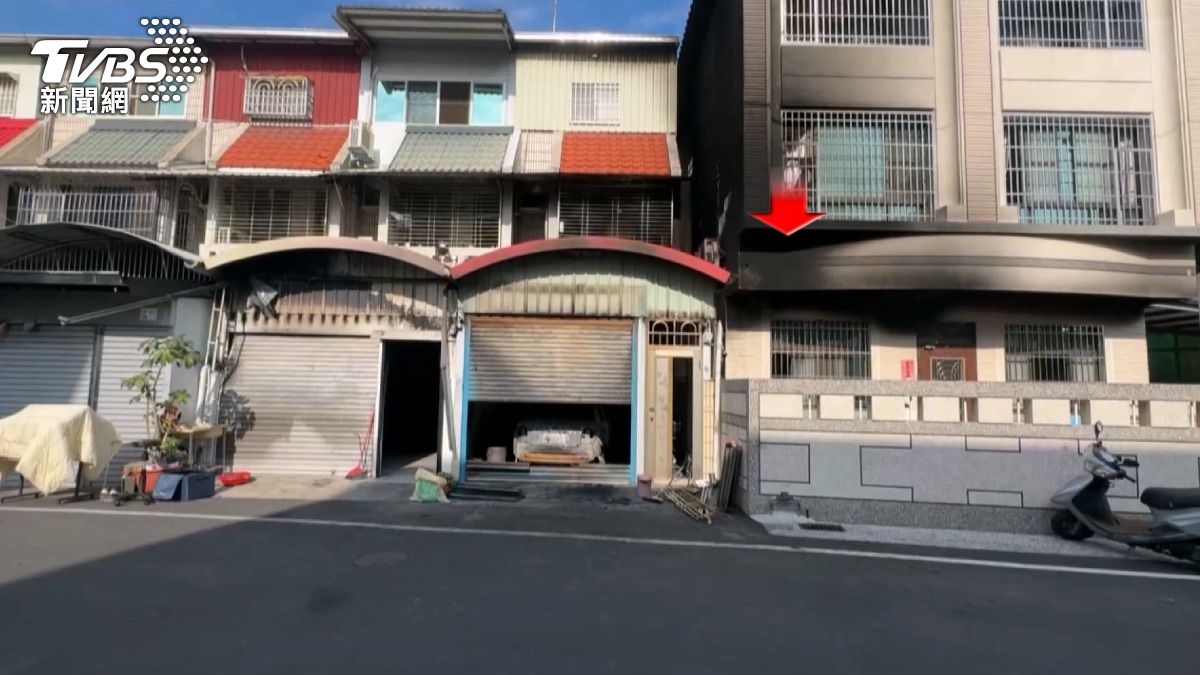 左邊鄰居家一樓被煙燻黑,經營的美髮店暫時無法營業;右邊住戶的一樓房間更是燒得體無完膚。(圖/TVBS)