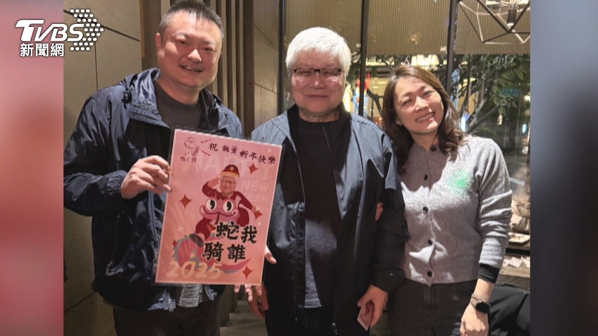 被台積電老闆稱為「大老闆」,讓他笑得很害羞。(圖/TVBS)