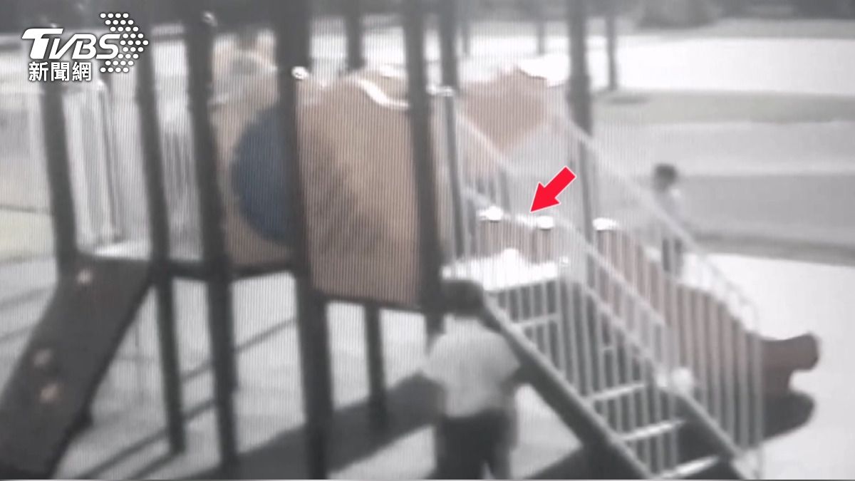這起事件發生在去年11月,彰化縣一所國小的7名五年級學生在校園滑梯玩「鬼抓人」遊戲。(圖/TVBS)