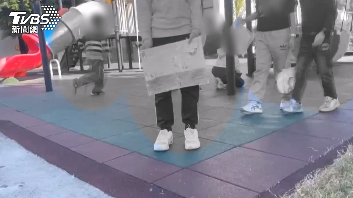 家長對此處罰方式提出投訴,認為學校要求學生到溜滑梯位置,手舉悔過自畫像站滿30天。(圖/TVBS)