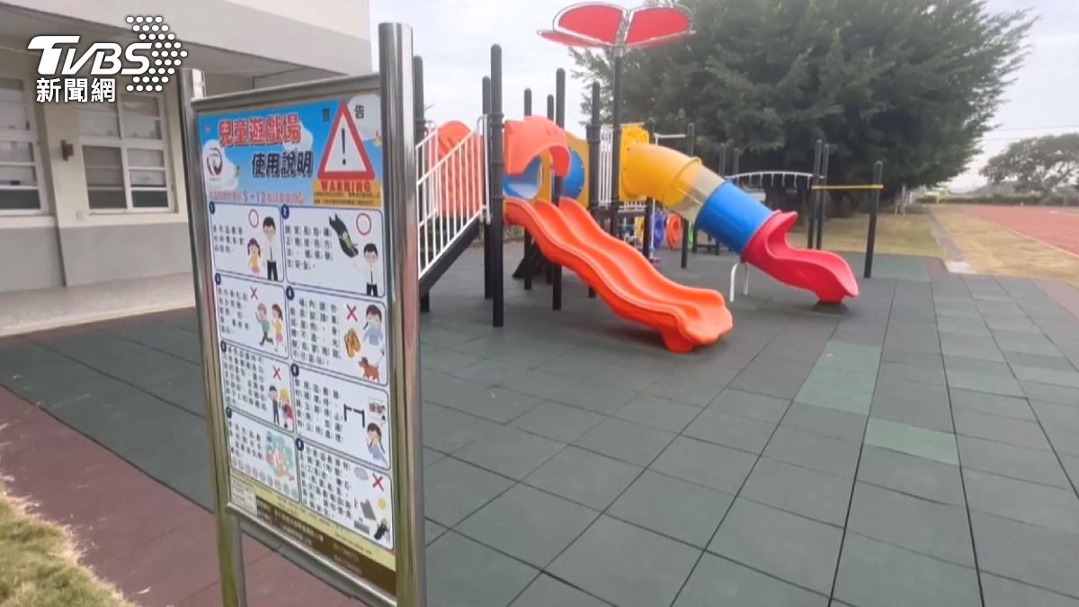 師長要求孩子繪製「遊具安全使用宣導海報」,之後到滑梯區進行宣導20次,每次15分鐘。(圖/TVBS)