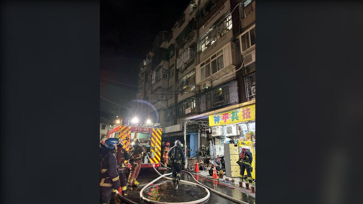 快訊/新北泰山公寓4樓起火!疑電器釀災 住戶受困2人送醫