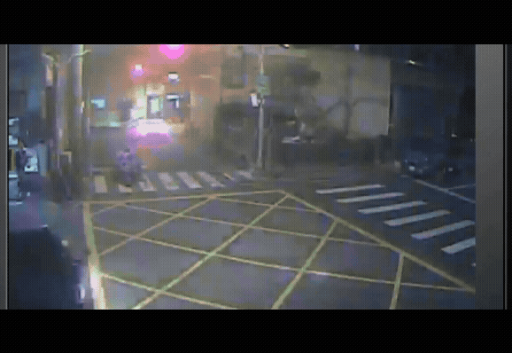 母男疑似沒有讓直行車先過，害對向車慘摔。（圖／TVBS)
