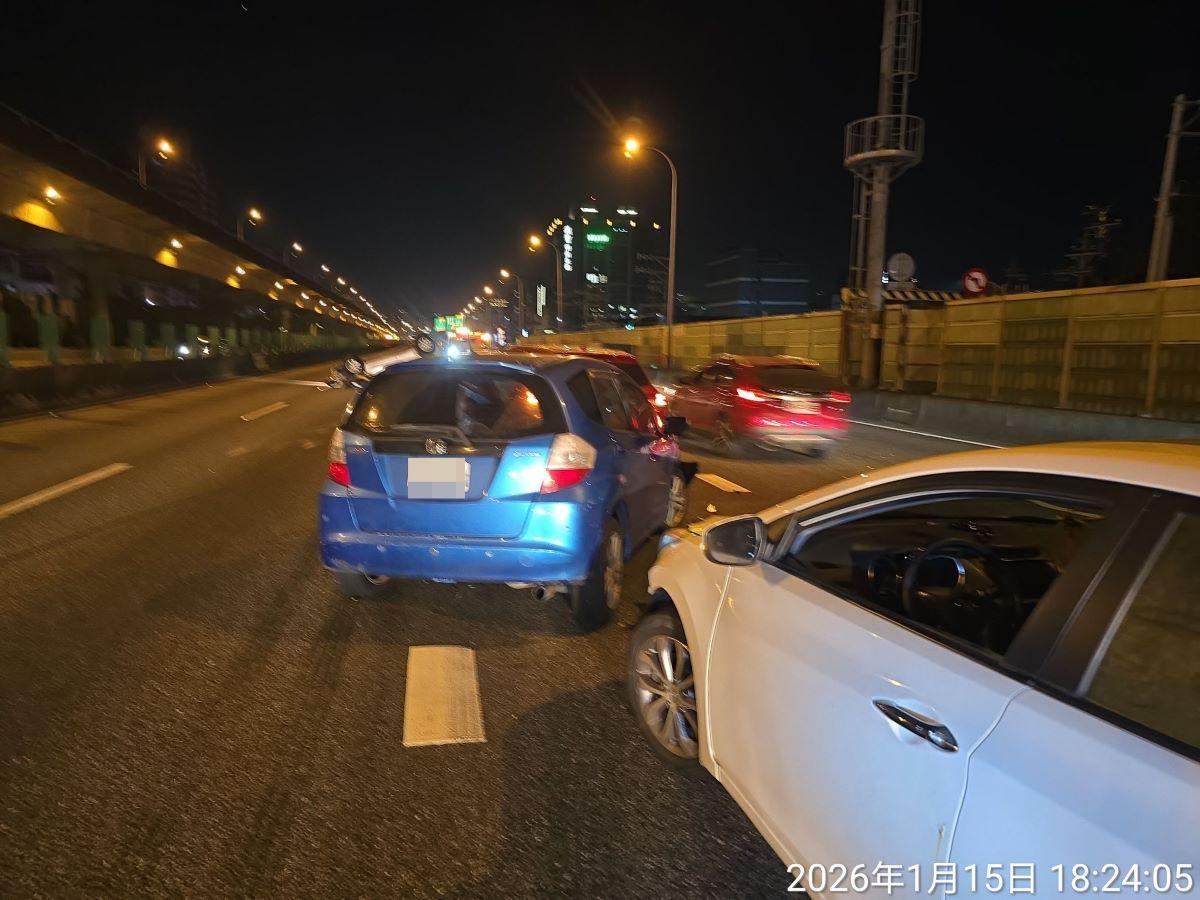 5車連撞車禍。(圖/TVBS)
