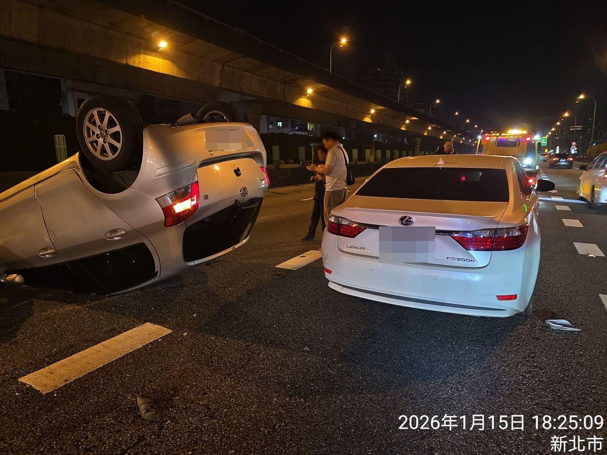 1車遭撞翻,過程波及另一路過車輛。(圖/TVBS)