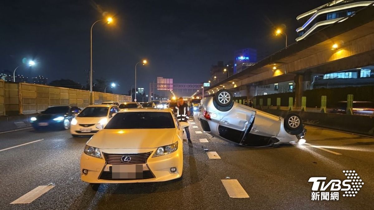 快訊/國1汐止段連環撞!鬼切害5車撞一團 1車翻肚駕駛傷