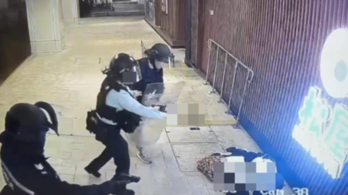 港屯門市廣場1男持刀!民眾嚇壞狂逃 警「開2槍制伏」送醫不治