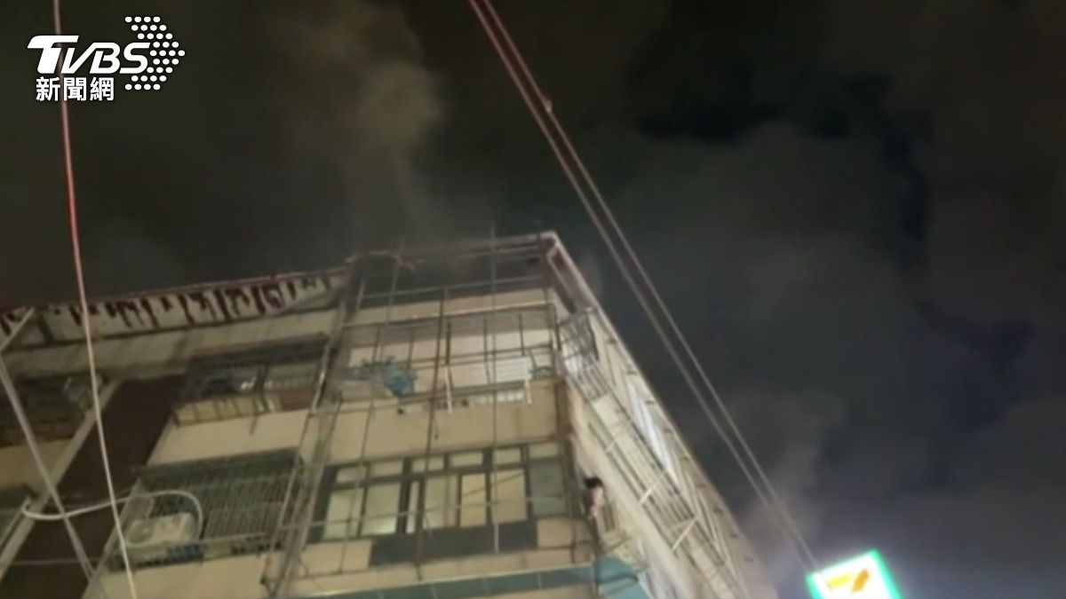 明志科技大學旁火警，學生來不及逃，頭探出窗外等待救援。（圖／TVBS）