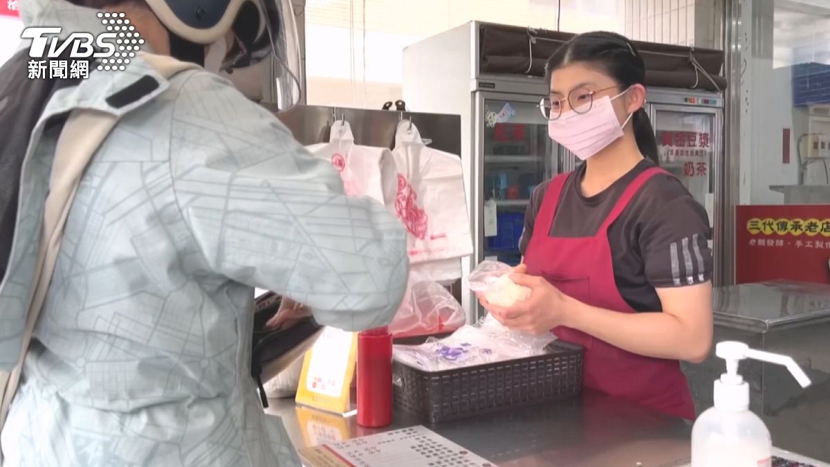 女童買完包子回到車上後,突然發出一聲尖叫,隨即陷入昏迷。(圖/TVBS)
