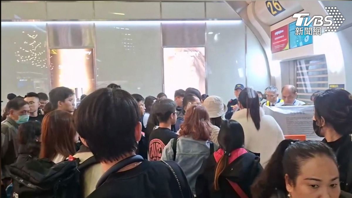 高雄飛胡志明延誤變不飛,乘客白天等到天黑才知道,當場暴怒要業者說明。(圖/TVBS)