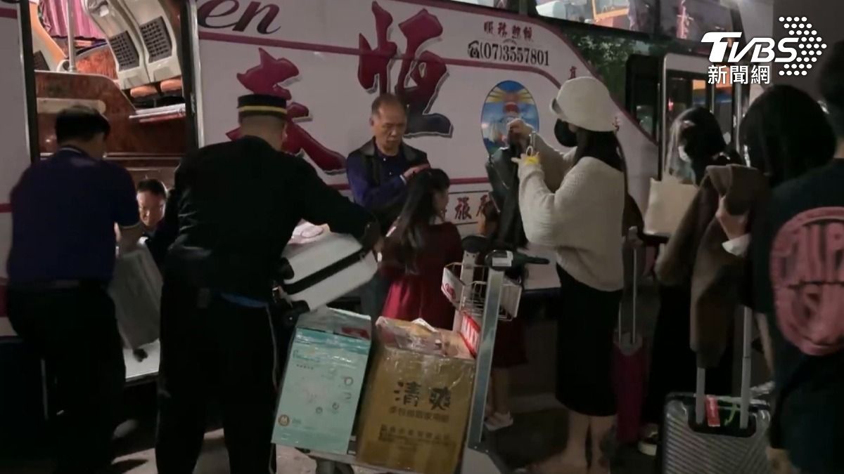 航空公司提出四個方案,一度跟乘客溝通沒有交集,直到晚上七點多,才陸續有人搭車到飯店。(圖/TVBS)