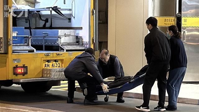 被開槍擊斃男子的遺體，由仵工舁送殮房。（圖／香港01）