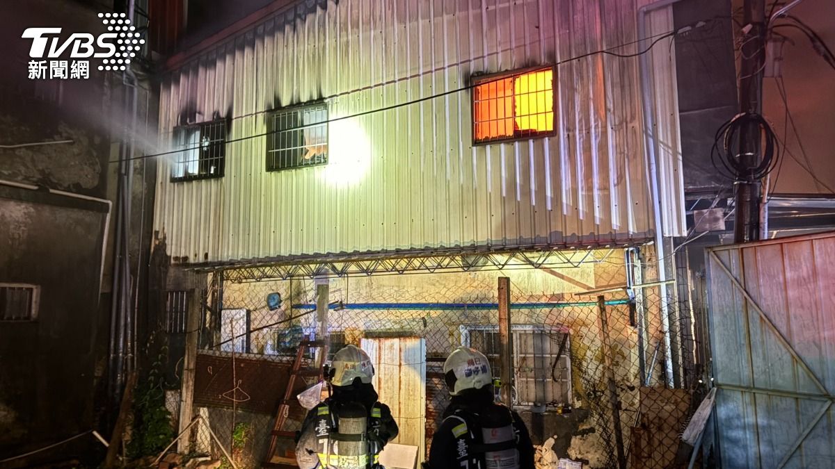 住宅外觀已被燒成焦黑。(圖/TVBS)