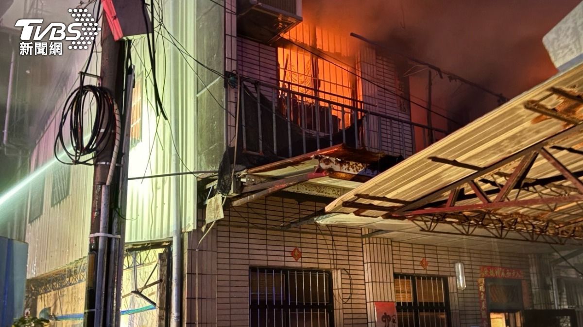 住宅外觀已被燒成焦黑。(圖/TVBS)