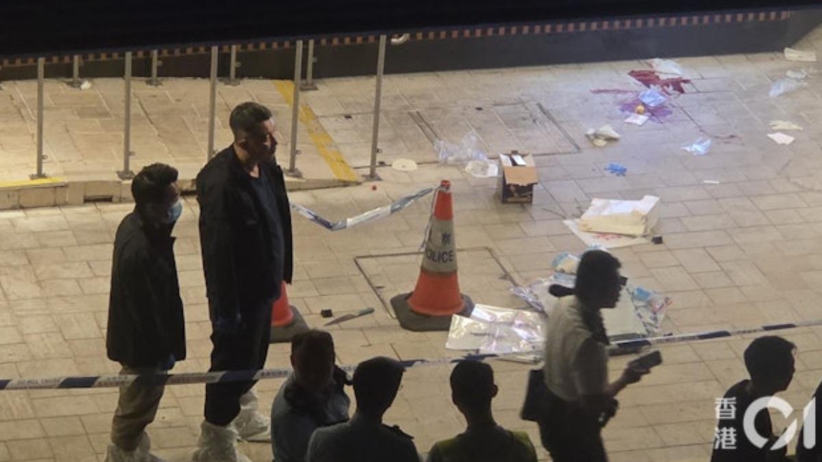 香港屯門市廣場開槍案！嫌犯拉路人背繩欲揮刀　警開槍助死裡逃生