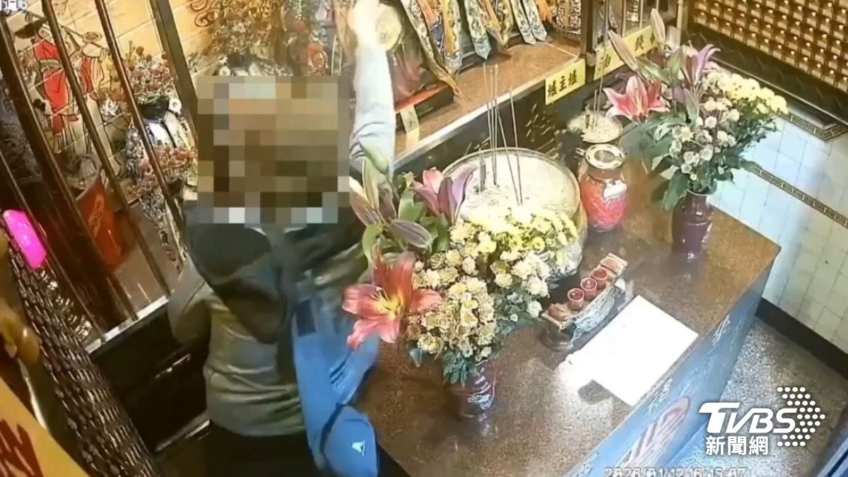 神明面前也下手!北投男裝虔誠拜拜 下秒扯下5萬元金牌開溜