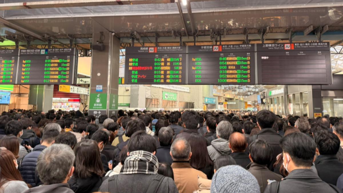 東京通勤惡夢!日本JR兩線因停電交通癱瘓 恢復時間未定