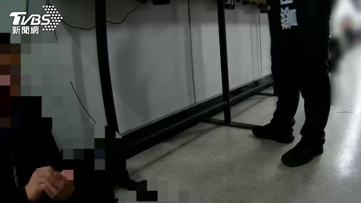 男子坐在地下街遭警方盤查出通緝犯身分。(圖/TVBS)