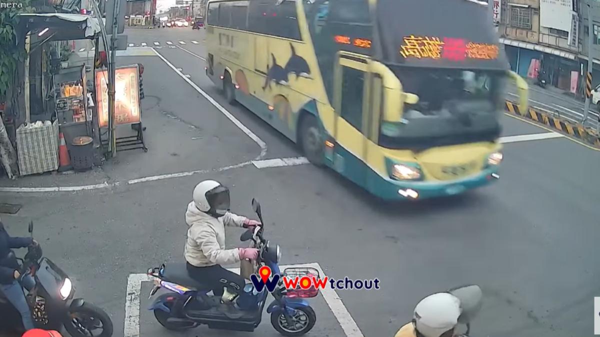 驚悚瞬間！客運「紅燈狂飆闖燈」險奪命　網：難怪沒人要去墾丁