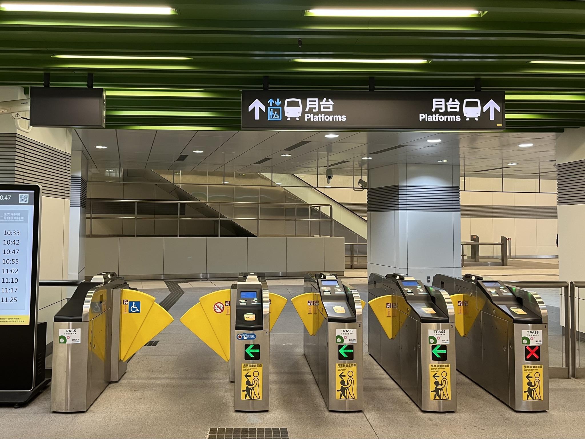 嗶卡進入捷運站前,就能看到一處閒置區域。(圖/翻攝自新北捷運局臉書)