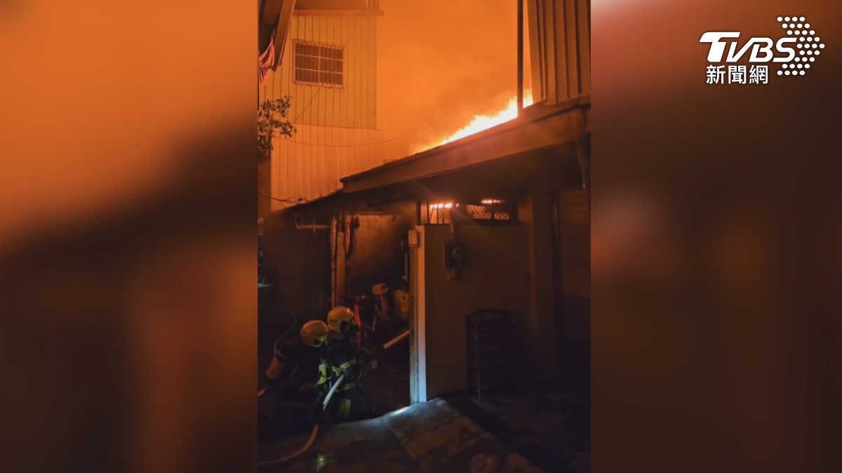 屏東中正路一處無尾巷，深夜發生住宅火警，其中58歲的屋主疑似被嗆暈，搶救後不治（圖／民眾提供）