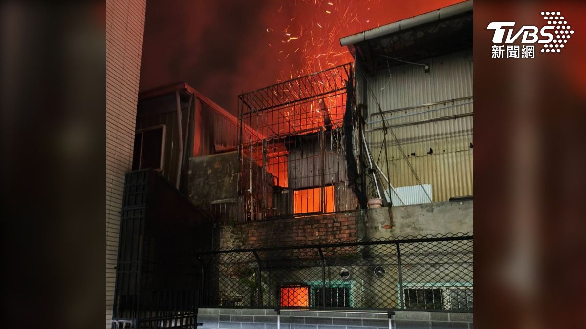 不時有爆炸聲響傳出，而屋主人還在裡面，大家趕緊拿出水桶、滅火器想幫忙救火（圖／TVBS）