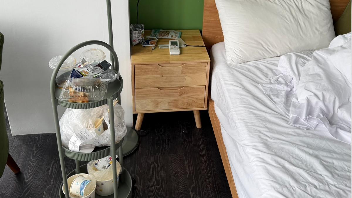 房間內滿布食用過的垃圾。(圖/業者授權提供)