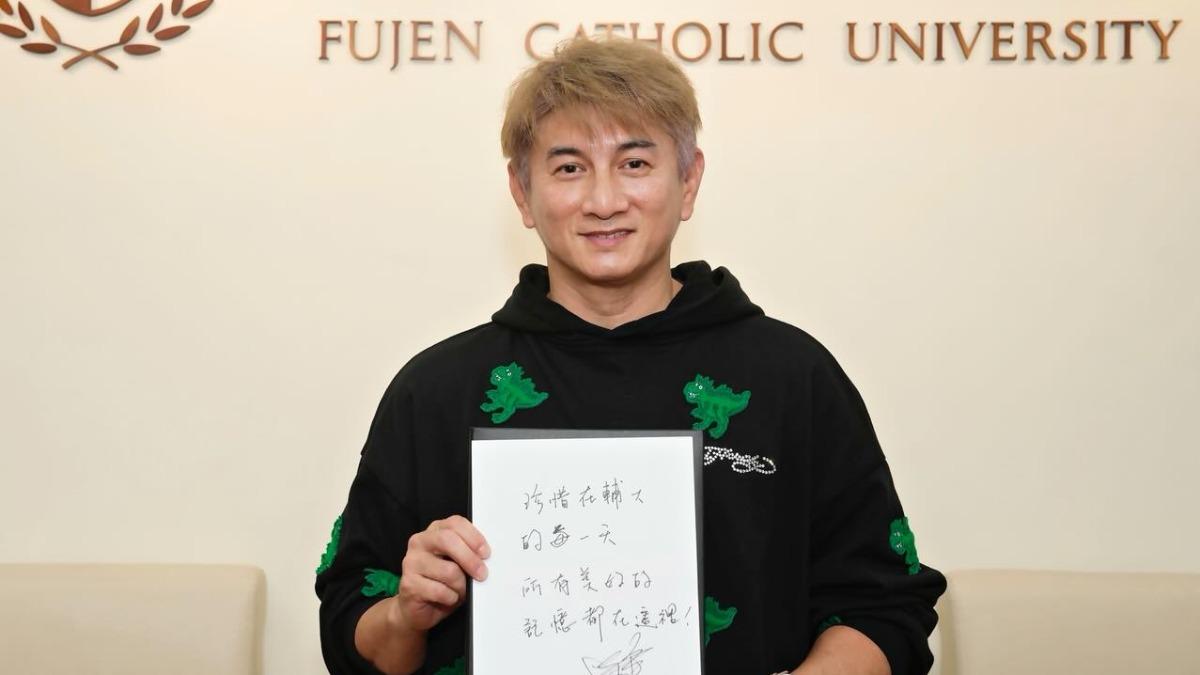 吳奇隆現身母校輔大領傑出校友 被曝在校「紅遍亞洲」真面目