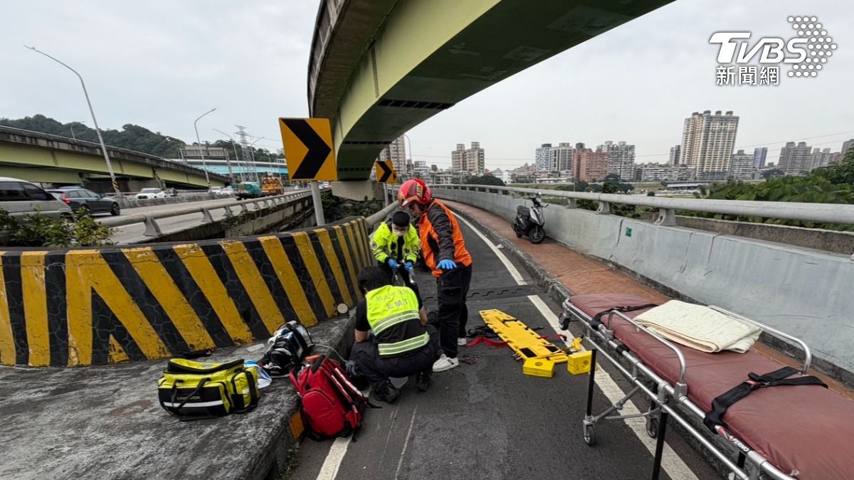 快訊／新北秀朗橋車禍！75歲翁疑自摔「無呼吸心跳」搶救中