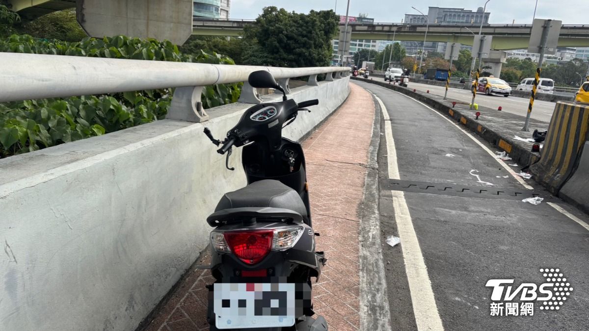 機車龍頭毀損嚴重。(圖/TVBS)