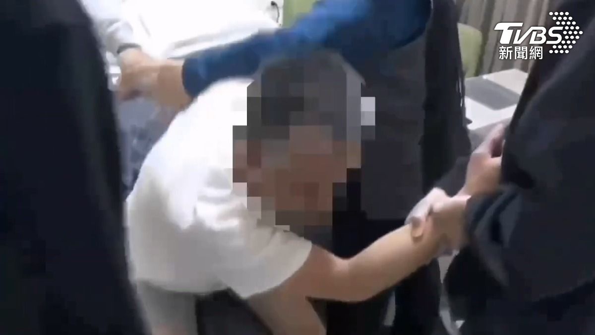 台南市第五分局在14日破獲住宅竊案，逮捕一名40歲的簡姓男子，他在去年10月間利用複製鑰匙，光明正大侵入住宅行竊（圖／TVBS）