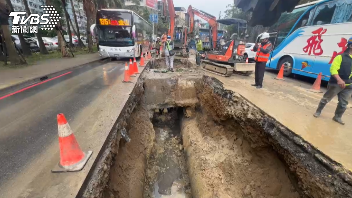 基隆安樂區麥金路自來水管線爆裂。(圖/TVBS)
