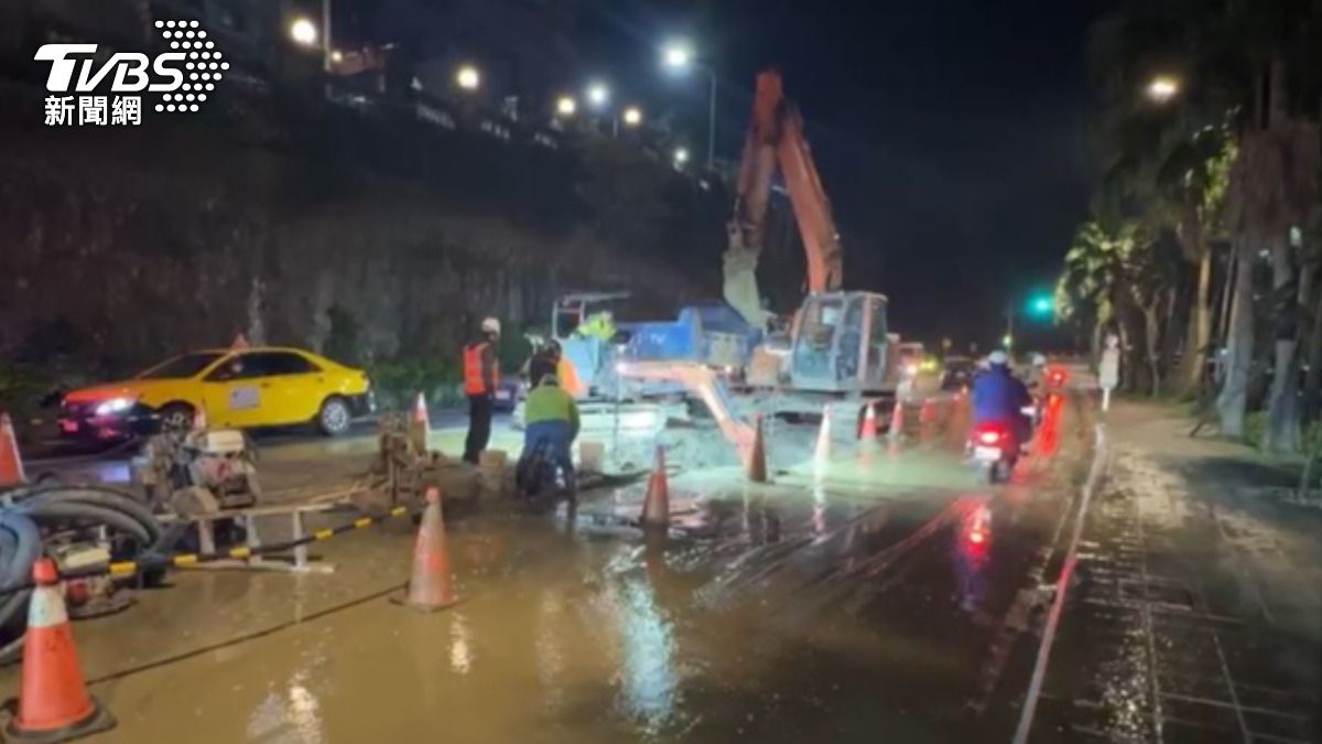 基隆市麥金路發生爆管，供水、交通都受到影響。（圖／TVBS）