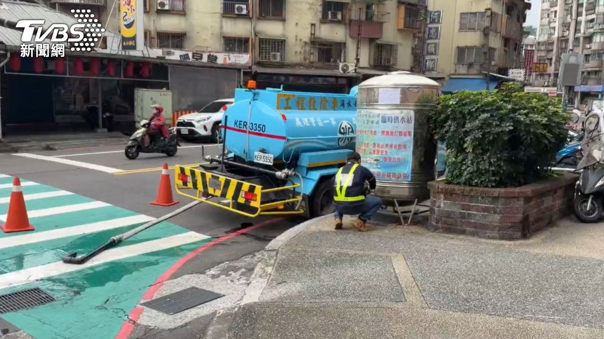 設10處取水站,水車機動調度。(圖/TVBS)