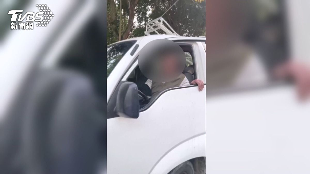 通緝犯嗆「你報警啊」秒變臉!無照駕駛惹重機,2案在身自投羅網。(圖/民眾提供)
