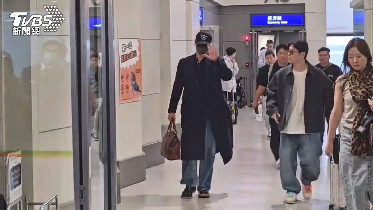 人都還沒走出來,RAIN就先主動跟媒體打招呼。(圖/TVBS)