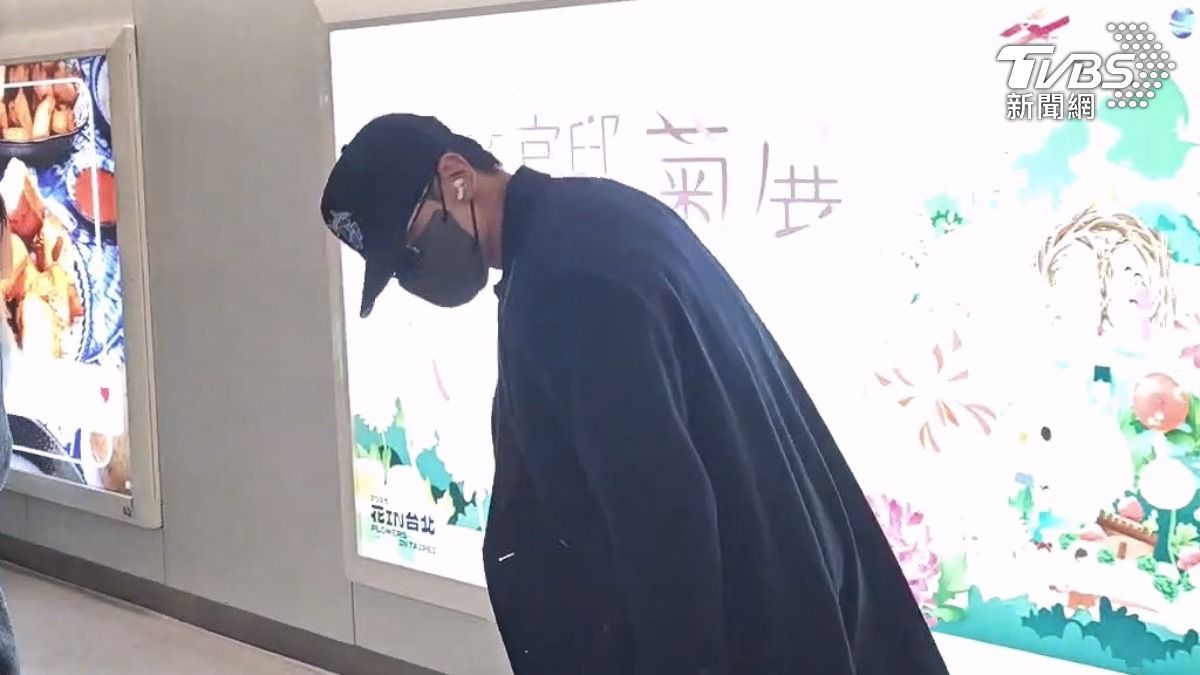 RAIN搭接駁車的途中也不斷鞠躬致意。(圖/TVBS)