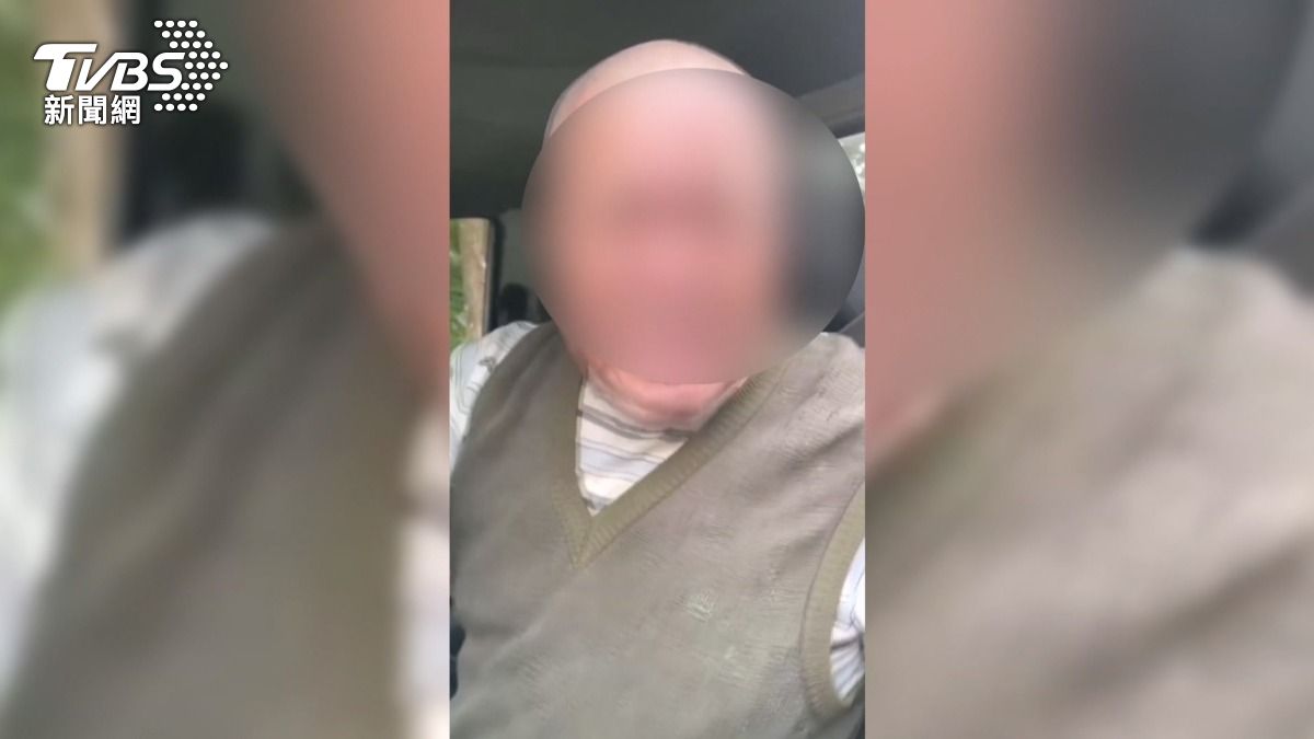 小貨車一直惡意逼車,不僅逆向超車,連彎道處也在逆向超車。(圖/民眾提供)