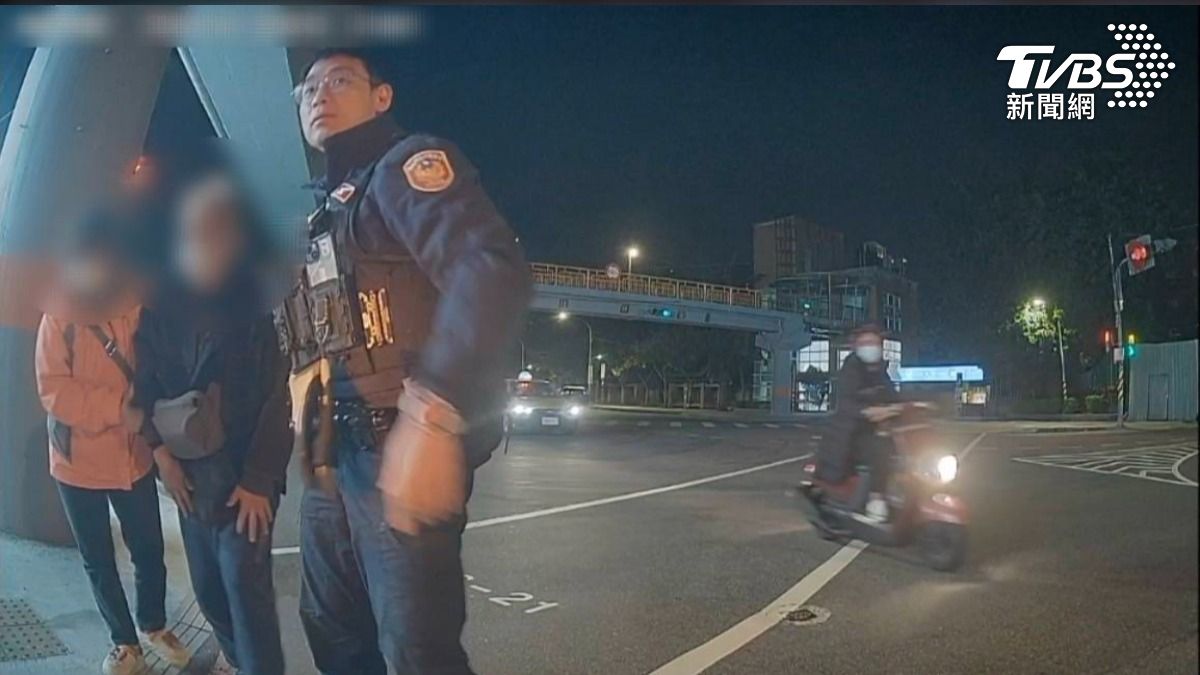 男子身體不舒服,夫妻攔不到計程車,遇暖心巡邏警。(圖/TVBS)
