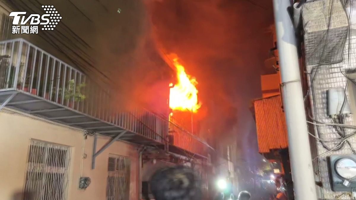 台中深夜惡火狂燒連棟民宅!50歲婦遭重物壓住,12戶受災1死。(圖/TVBS)