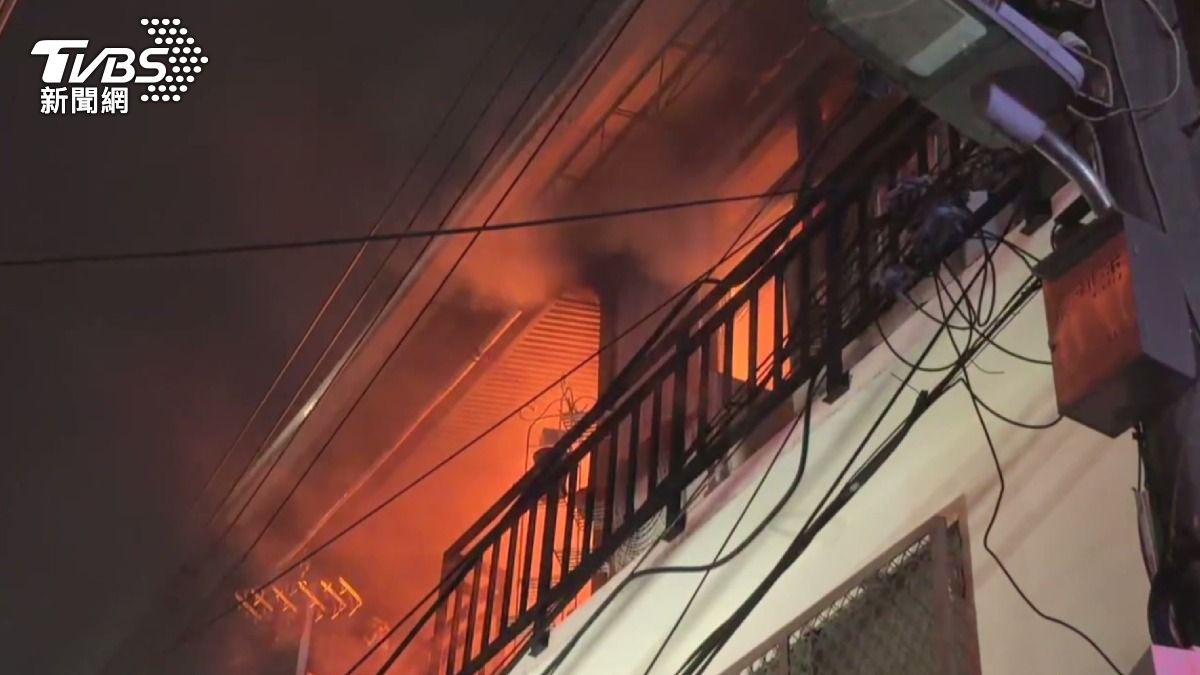 火舌從民宅2樓陽台竄出,烈焰與黑煙迅速吞噬住家,迅速向左鄰右舍蔓延開來。(圖/TVBS)