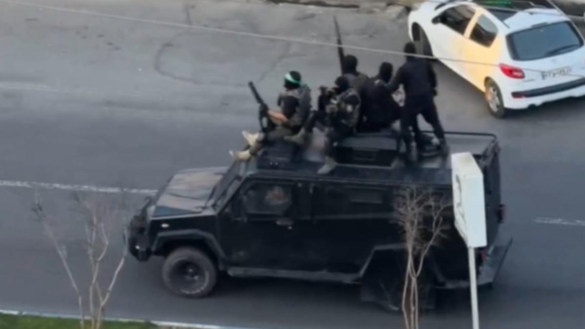 伊朗掀起全國性抗議，革命衛隊全副武裝站在車上在街頭巡視。（圖／翻攝X @NOELreports）