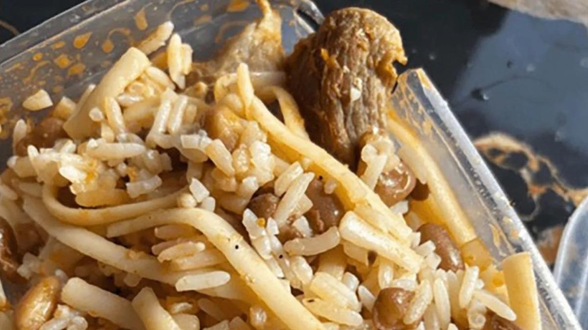 曝光的照片中可以見到飯菜中夾雜多個黑色小顆粒。（圖／翻攝自Polícia Militar de Minas Gerais）