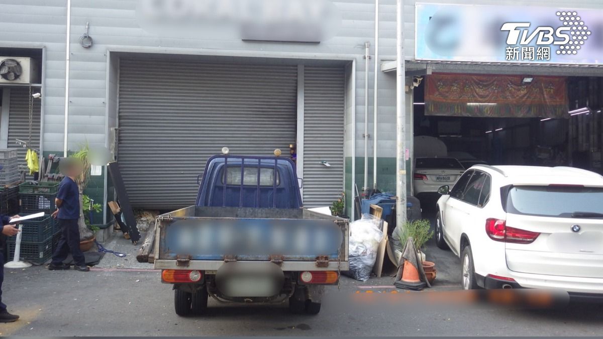 肇事小貨車,疑因駕駛操作不慎。(圖/TVBS)