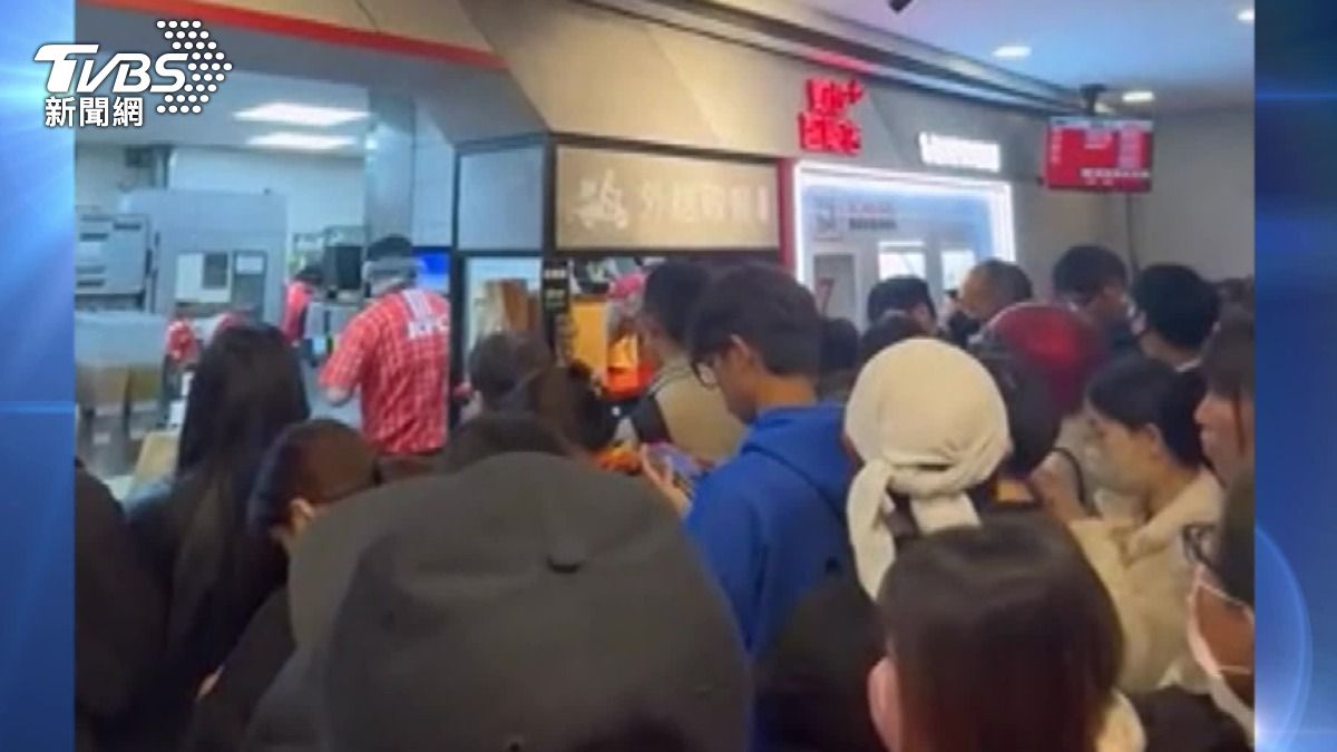 肯德基15日宣布蛋撻走入歷史,引發大批民眾到店面搶購。(圖/zz.__.123提供)