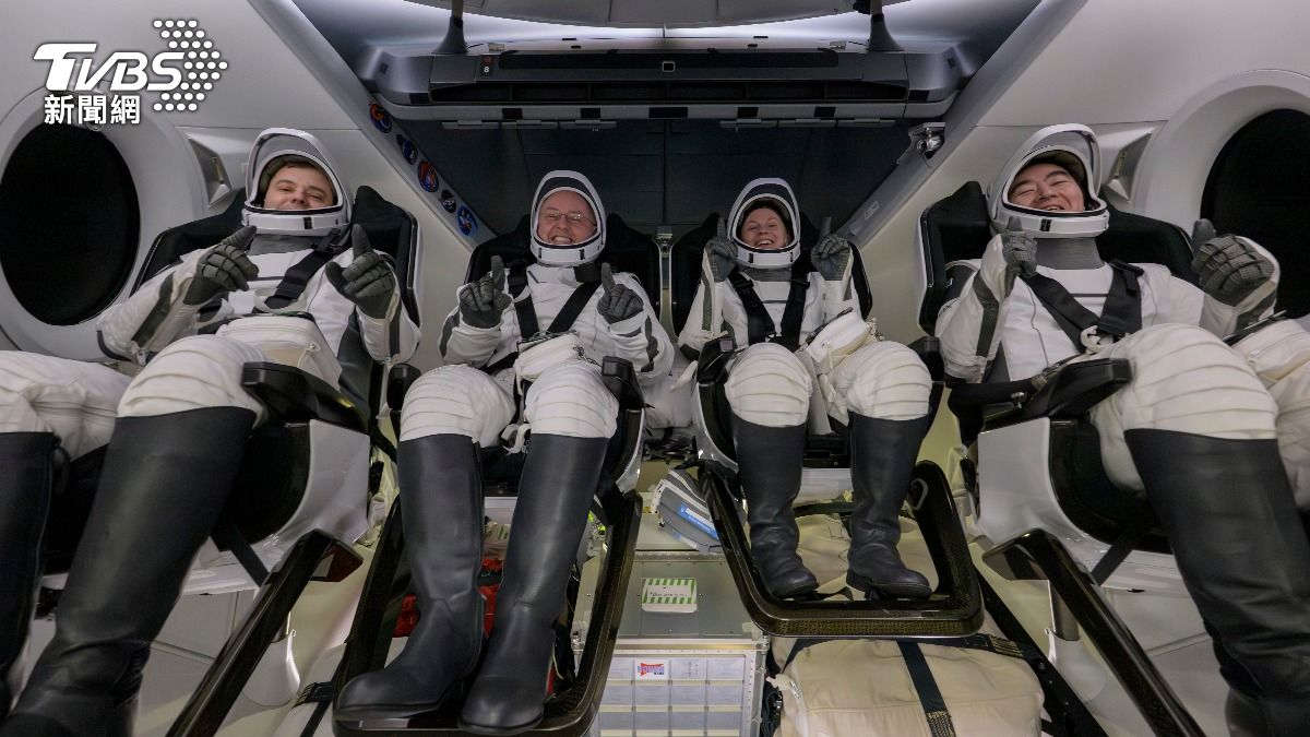 俄羅斯太空員普拉托諾夫(左)、美國NASA的芬克、卡德曼及日本JAXA太空員油井龜美也乘「龍飛船」在加州長灘海域成功著陸。(圖/達志影像美聯社)