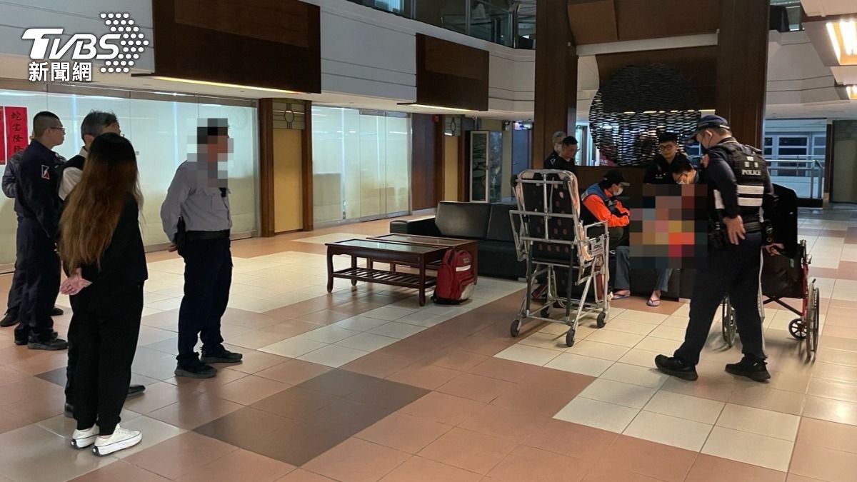 快訊/找黃偉哲陳情!男「持刀割喉」血濺市長室 緊急送醫