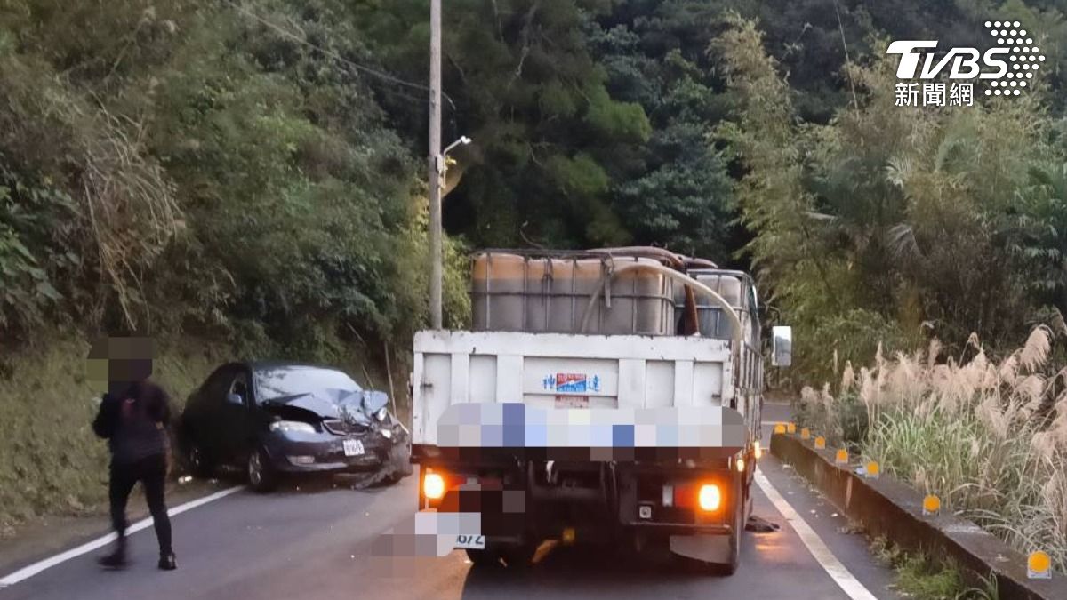 恐怖!林口男酒駕對撞廢油回收車 油噴濺「車頭秒著火」
