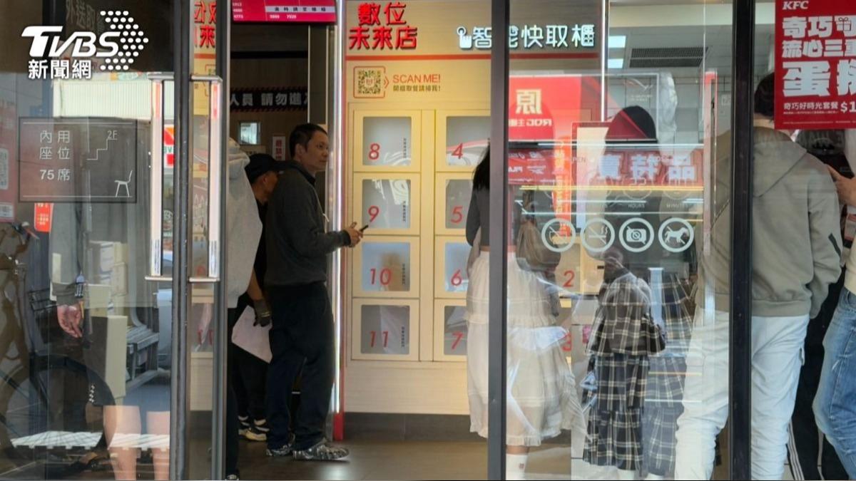 肯德基蛋撻將走入歷史,門市擠滿人潮。(圖/陳昫蓁攝)