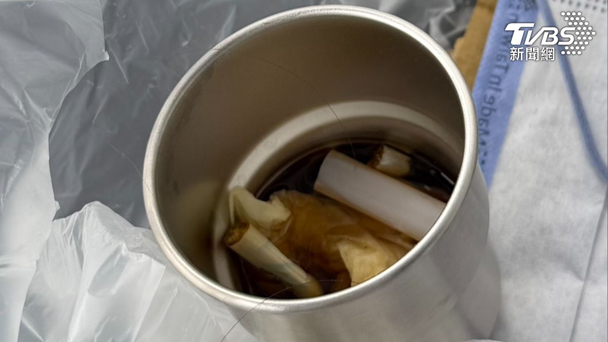 房客退房後菸蒂垃圾滿地，米老鼠鋼杯被當成「菸灰缸」。（圖threads／wutingstay）
